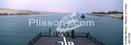 The helicopter carrier Jeanne d' Arc in Suez Canal. - © Philip Plisson / Plisson La Trinité / AA11005 - Photo Galleries - Egypt from above