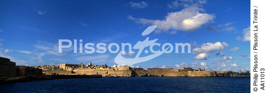 The port Valletta and its fortifications in Malta. - © Philip Plisson / Plisson La Trinité / AA11013 - Photo Galleries - Blue sky