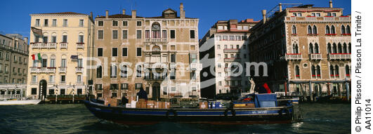 Transport de marchanfises dans la ville de Venise. - © Philip Plisson / Plisson La Trinité / AA11014 - Nos reportages photos - Ville [It]
