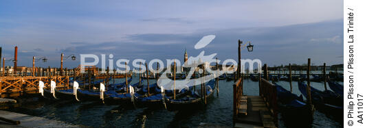 Gondolas in Venice. - © Philip Plisson / Plisson La Trinité / AA11017 - Photo Galleries - Town