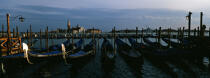 Gondoles à Venise. © Philip Plisson / Plisson La Trinité / AA11018 - Nos reportages photos - Bateau à rames