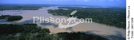 The Levant in Panama Canal. - © Philip Plisson / Plisson La Trinité / AA11049 - Photo Galleries - Site of interest [Panama]