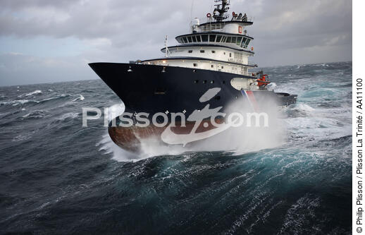 The tug boat Abeille Bourbon. - © Philip Plisson / Plisson La Trinité / AA11100 - Photo Galleries - Storm at sea
