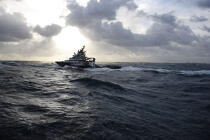 The tug boat Abeille Bourbon. © Philip Plisson / Plisson La Trinité / AA11110 - Photo Galleries - Storm at sea