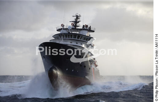 The tug boat Abeille Bourbon. - © Philip Plisson / Plisson La Trinité / AA11114 - Photo Galleries - Tug