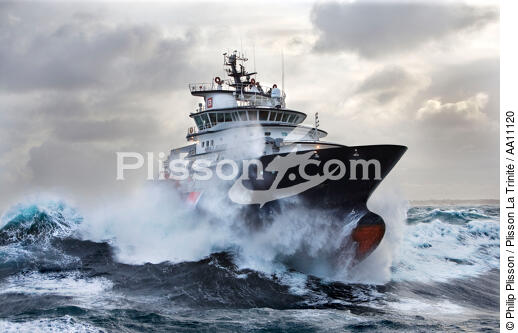The tug boat Abeille Bourbon. - © Philip Plisson / Plisson La Trinité / AA11120 - Photo Galleries - Storm at sea