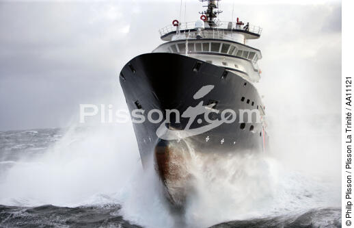 The tug boat Abeille Bourbon. - © Philip Plisson / Plisson La Trinité / AA11121 - Photo Galleries - Iroise Sea [The]