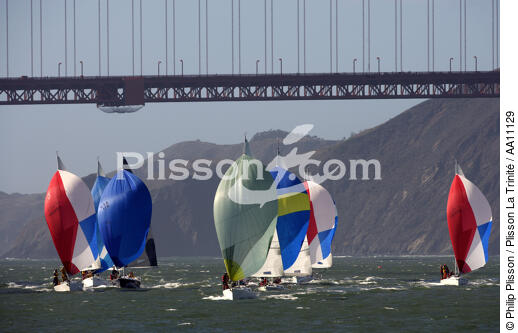 Regatta under the Golden Gate bridge. - © Philip Plisson / Plisson La Trinité / AA11129 - Photo Galleries - Bridge