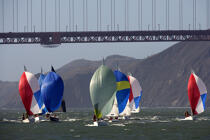 Régate sous le Golden Gate. © Philip Plisson / Plisson La Trinité / AA11129 - Nos reportages photos - Pont suspendu