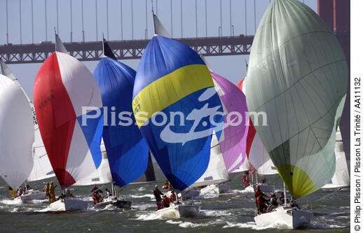 Régate sous le Golden Gate. - © Philip Plisson / Plisson La Trinité / AA11132 - Nos reportages photos - Pont suspendu