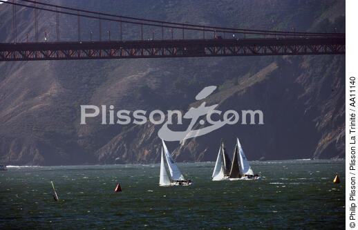 Regatta under the Golden Gate. - © Philip Plisson / Plisson La Trinité / AA11140 - Photo Galleries - Suspended bridge