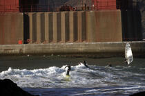 Surfeurs sous le Golden Gate. © Philip Plisson / Plisson La Trinité / AA11143 - Nos reportages photos - Surf