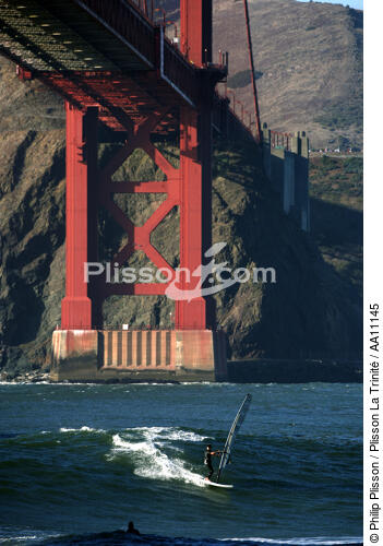 Planche à voile sous le Golden Gate. - © Philip Plisson / Plisson La Trinité / AA11145 - Nos reportages photos - Pont suspendu