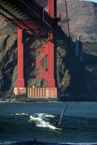 Planche à voile sous le Golden Gate. © Philip Plisson / Plisson La Trinité / AA11145 - Nos reportages photos - Etats-Unis