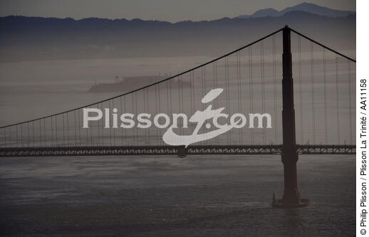 The Golden Gate bridge in the fog. - © Philip Plisson / Plisson La Trinité / AA11158 - Photo Galleries - Suspended bridge