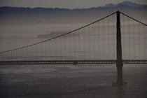 Le pont du Golden Gate dans la brume. © Philip Plisson / Plisson La Trinité / AA11158 - Nos reportages photos - Pont suspendu