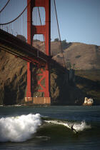 Surf sous le pont du Golden Gate en baie de San Francisco. © Philip Plisson / Plisson La Trinité / AA11187 - Nos reportages photos - Vague