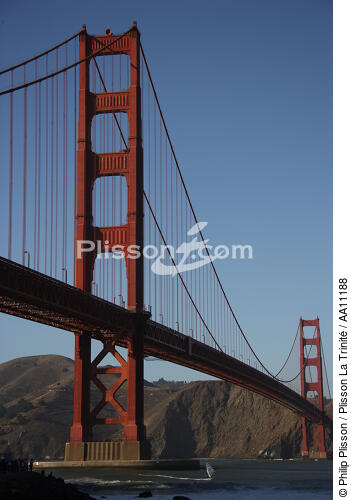 Windsurfing under the Golden Gate bridge in the San Francisco bay. - © Philip Plisson / Plisson La Trinité / AA11188 - Photo Galleries - Bridge