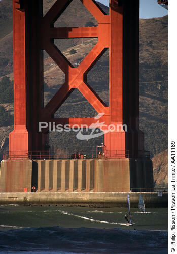 Windsurfing under the Golden Gate bridge in the San Francisco bay. - © Philip Plisson / Plisson La Trinité / AA11189 - Photo Galleries - Suspended bridge
