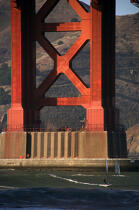 Windsurfing under the Golden Gate bridge in the San Francisco bay. © Philip Plisson / Plisson La Trinité / AA11189 - Photo Galleries - Suspended bridge