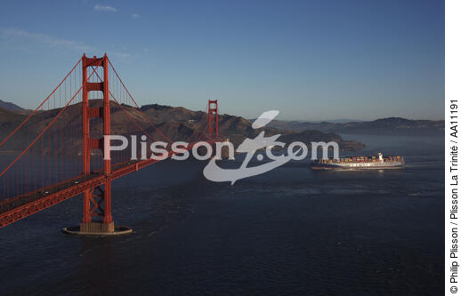 Le pont du Golden Gate en baie de San Francisco. - © Philip Plisson / Plisson La Trinité / AA11191 - Nos reportages photos - Le CMA CGM Marco Polo