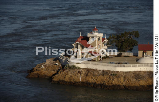 East Brother Island in the San Francisco bay. - © Philip Plisson / Pêcheur d’Images / AA11211 - Photo Galleries - American Lighthouses