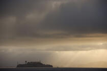 Lumière sur Alcatraz. © Philip Plisson / Plisson La Trinité / AA11254 - Nos reportages photos - Trouée