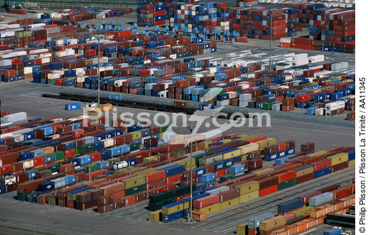 Sur le port du Havre. - © Philip Plisson / Plisson La Trinité / AA11345 - Nos reportages photos - Porte-conteneurs, la démesure