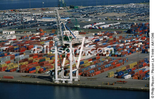 Sur le port du Havre. - © Philip Plisson / Plisson La Trinité / AA11346 - Nos reportages photos - Porte-conteneurs, la démesure