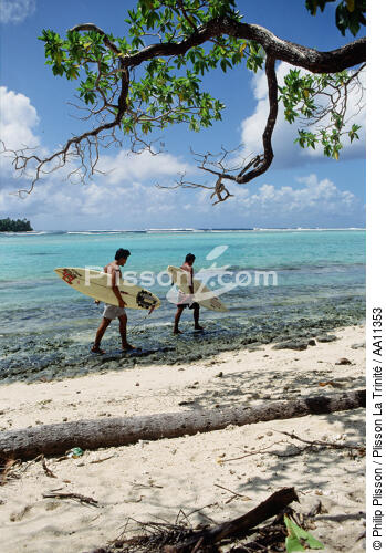 Surfers in Tahiti. - © Philip Plisson / Plisson La Trinité / AA11353 - Photo Galleries - Surfing