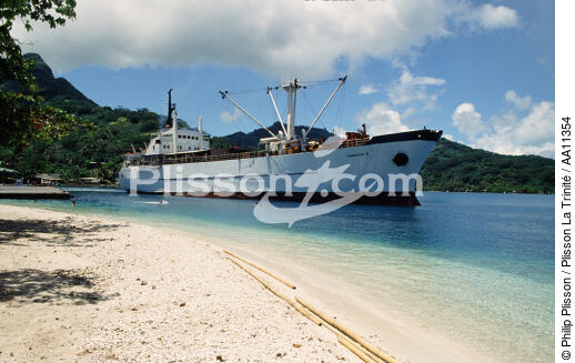 Cargo ship in Tahiti. - © Philip Plisson / Plisson La Trinité / AA11354 - Photo Galleries - Polynesia