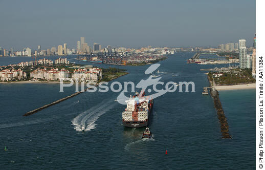 Container ships In Miami. - © Philip Plisson / Plisson La Trinité / AA11384 - Photo Galleries - Town
