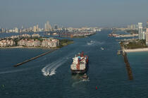 Container ships In Miami. © Philip Plisson / Plisson La Trinité / AA11384 - Photo Galleries - Sky-scraper