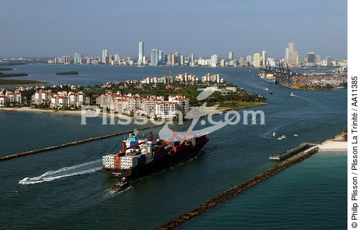 Porte-conteneurs à Miami. - © Philip Plisson / Plisson La Trinité / AA11385 - Nos reportages photos - Ville