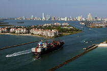 Porte-conteneurs à Miami. © Philip Plisson / Plisson La Trinité / AA11385 - Nos reportages photos - Ville