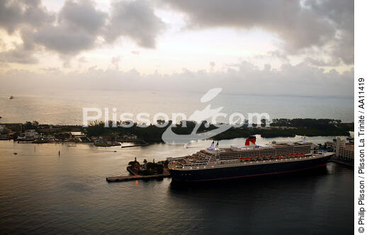 Le Queen Mary 2 à Miami. - © Philip Plisson / Plisson La Trinité / AA11419 - Nos reportages photos - Queen Mary II [le]