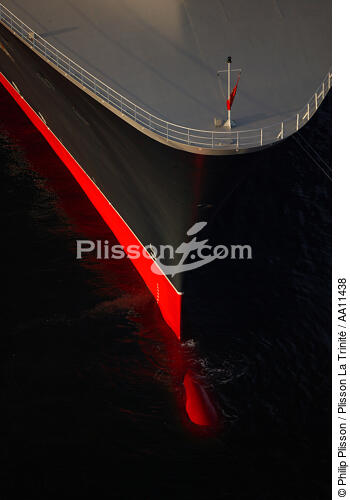 Le bulbe du Queen Mary 2. - © Philip Plisson / Plisson La Trinité / AA11438 - Nos reportages photos - Paquebot