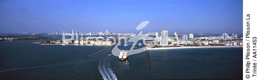 Container ships in Miami. - © Philip Plisson / Plisson La Trinité / AA11453 - Photo Galleries - Containerships, the excess