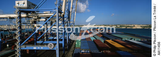 Conteneurs sur le port de Malte. - © Philip Plisson / Plisson La Trinité / AA11456 - Nos reportages photos - Porte-conteneurs, la démesure