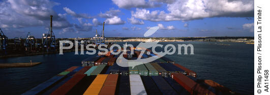 Porte-conteneurs à Malte. - © Philip Plisson / Plisson La Trinité / AA11458 - Nos reportages photos - Porte-conteneurs, la démesure