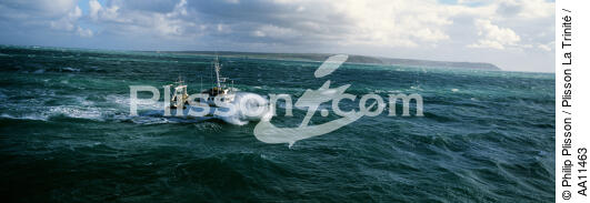 Boat in Iroise sea. - © Philip Plisson / Plisson La Trinité / AA11463 - Photo Galleries - Iroise Sea [The]