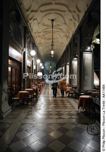 Walk in the streets of Venice. - © Philip Plisson / Plisson La Trinité / AA11484 - Photo Galleries - Restaurant