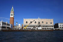 Le Palais des Doges et le campanile sur la Place Saint Marc à Venise. © Philip Plisson / Plisson La Trinité / AA11489 - Nos reportages photos - Ciel bleu