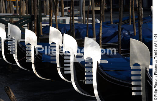 Gondolas in Venice. - © Philip Plisson / Plisson La Trinité / AA11491 - Photo Galleries - Elements of boat