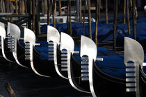 Gondoles à Venise. © Philip Plisson / Plisson La Trinité / AA11491 - Nos reportages photos - Elément d'un bateau