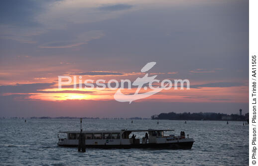 Coucher de soleil sur Venise. - © Philip Plisson / Plisson La Trinité / AA11505 - Nos reportages photos - Venise