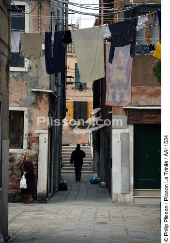 Ruelle de Venise. - © Philip Plisson / Plisson La Trinité / AA11534 - Nos reportages photos - Transport routier