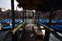 Gondoles à Venise. © Philip Plisson / Plisson La Trinité / AA11549 - Nos reportages photos - Ponton