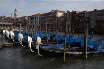 Gondoles à Venise. © Philip Plisson / Plisson La Trinité / AA11550 - Nos reportages photos - Venise sous tous les angles