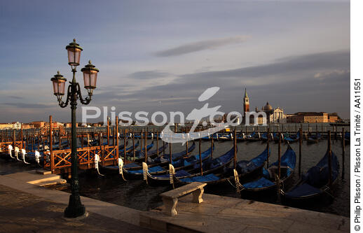 Gondoles à Venise. - © Philip Plisson / Plisson La Trinité / AA11551 - Nos reportages photos - Ville [It]